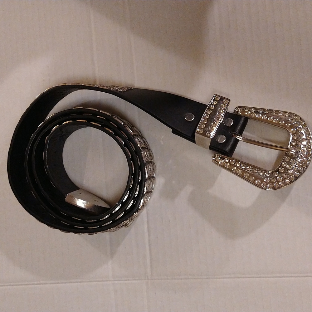 VGUC. Ornate Western inspired very jeweled belt.